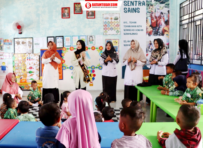 Bunda PAUD dan para guru dihadapan murid TK Negeri Toapaya